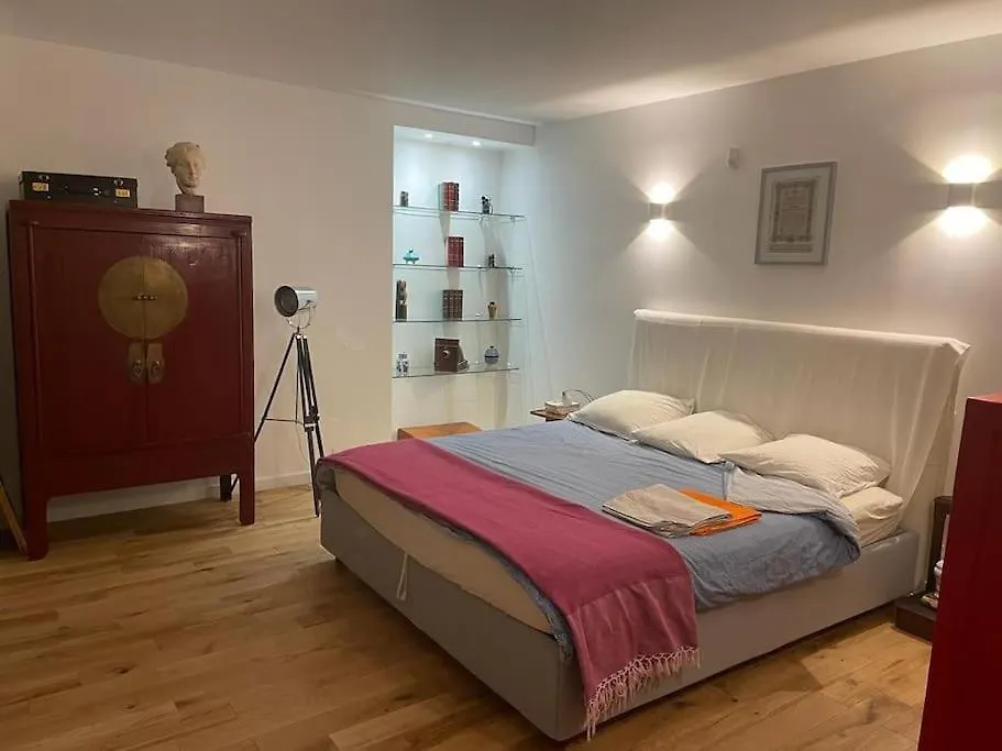 דירות Loft With View On A Quiet Garden, Parisian Charm