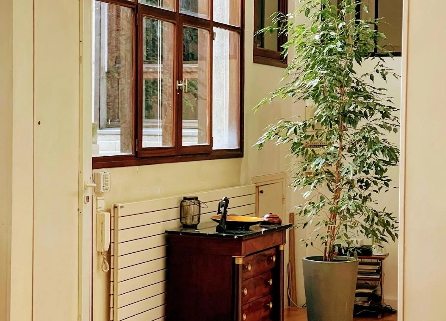 דירות Loft With View On A Quiet Garden, Parisian Charm פריז